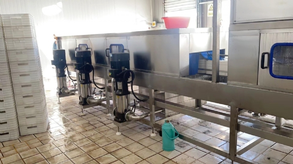 亞奧特乳業(yè)洗筐機(jī)現(xiàn)場(chǎng)使用實(shí)拍